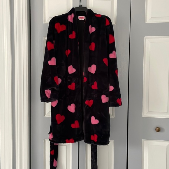 kate spade Other - Kate Spade Medium plush robe black with red & pink hearts & pockets! Valentine’s